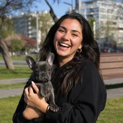 Yavru köpeğiyle mutlu sahip